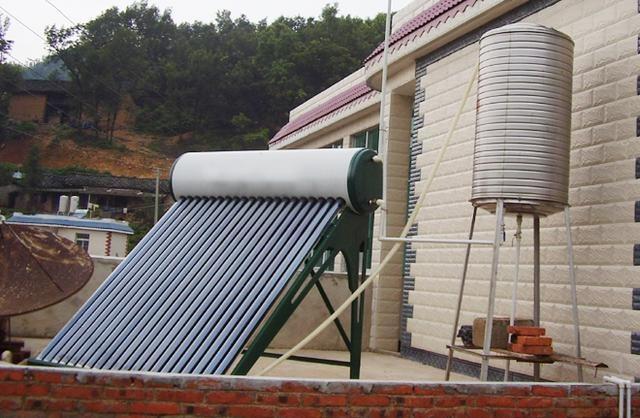 在农村,使用太阳能热水器好处多还是坏处多?原因是什么?
